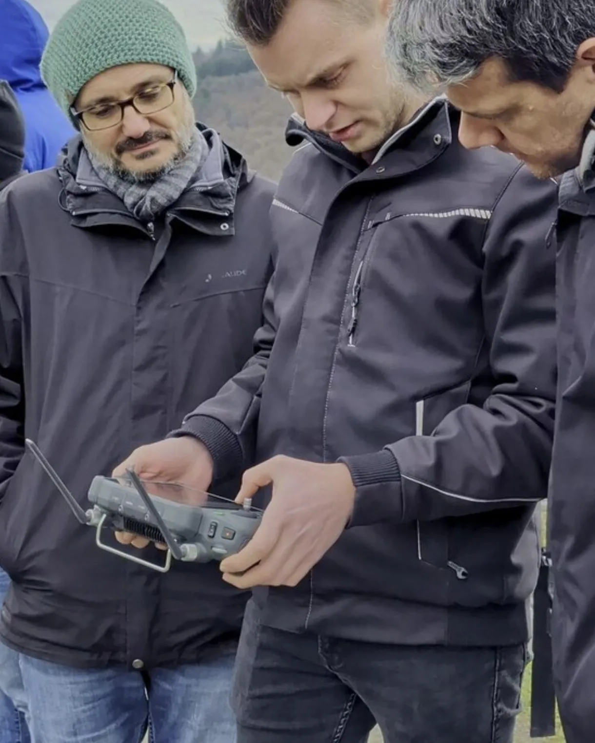 Jens Weber erklärt Kunden die Fernsteuerung bei einer Praxis-Einweisung