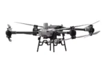 DJI FlyCart 30 Transportdrohne im Flug über Gelände