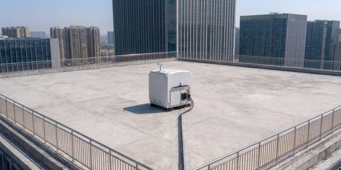 DJI Dock 4 auf einem Dach aus der Vogelperspektive