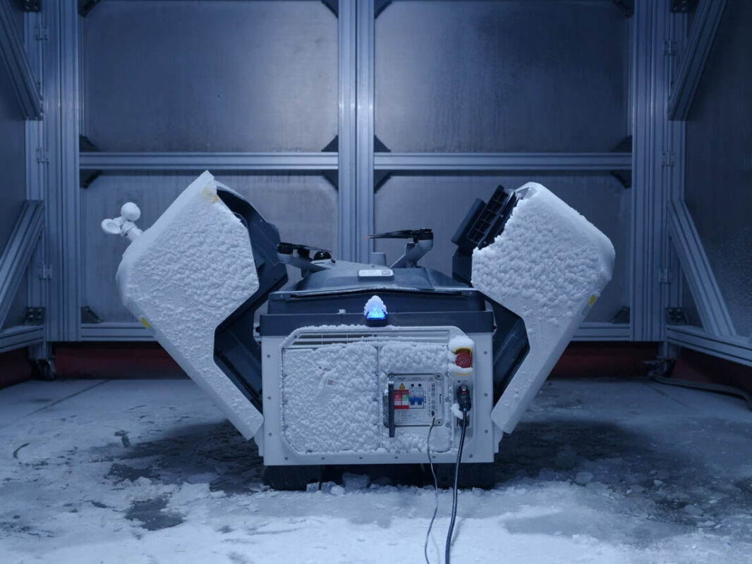 Geöffnetes DJI Dock 4 bei Schnee und Frost