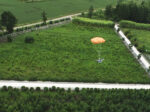 DJI Matrice 5TD mit ausgelöstem Fallschirm