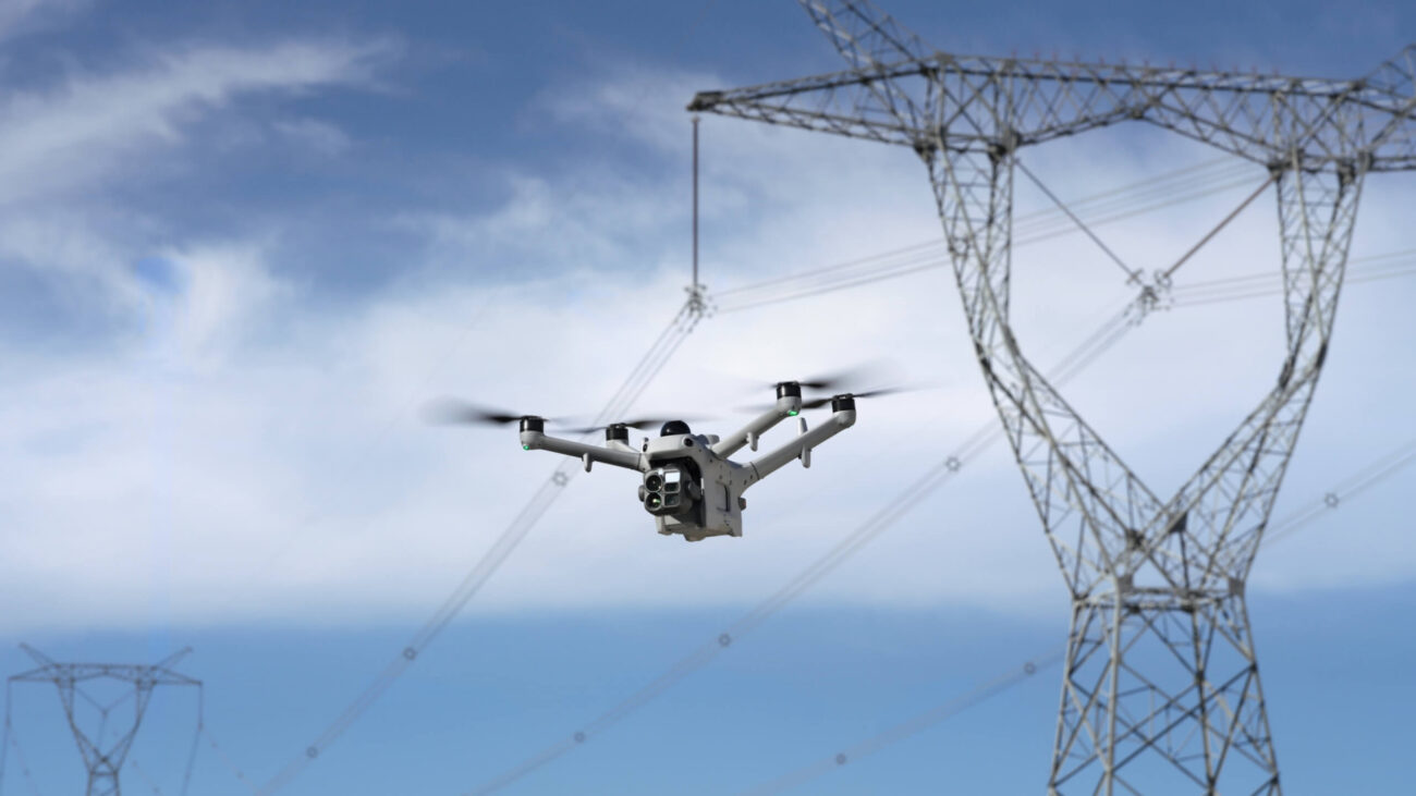 DJI Matrice 5TD bei der Inspektion einer Hochspannungsleitung